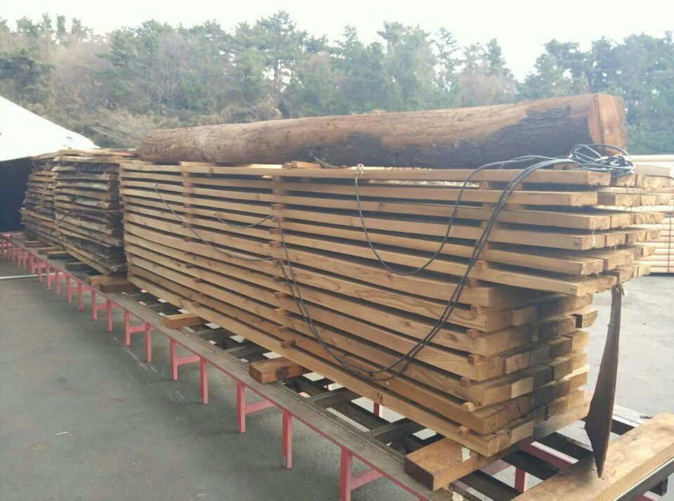 這是所屬韓國(guó)政府的工廠使用我們「達(dá)意」真空碳化設(shè)備生產(chǎn)出來的板材；碳化過程的溫度達(dá)到 230 攝氏度，木種為韓國(guó)的杉木。產(chǎn)品用途為制作桑拿浴里的墻板